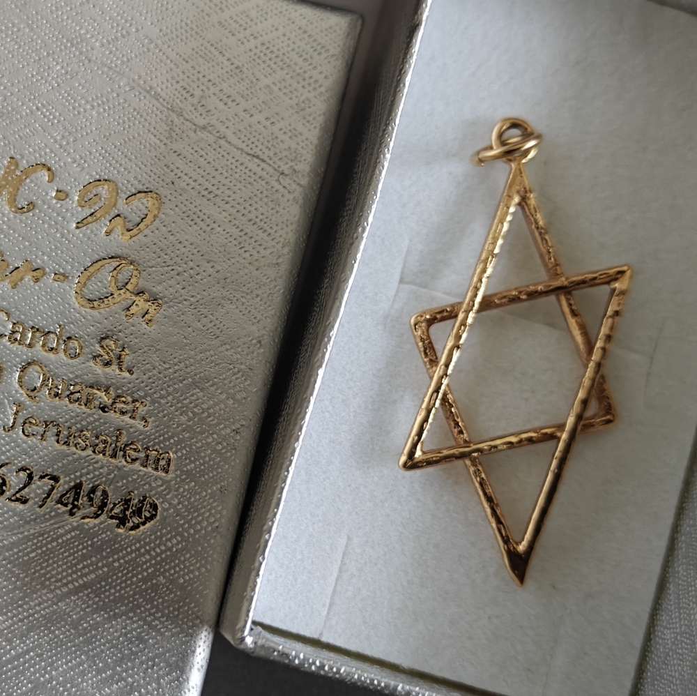 Solid 18K Gold David Star Pendant New In Box - Picture 2 of 9